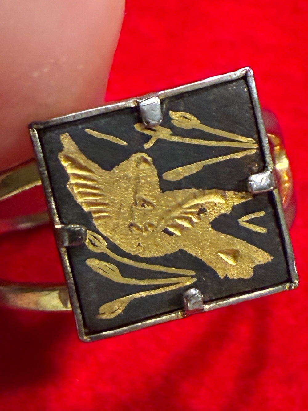 Damascus Vintage-Style Gold and Black Bird Ring - Pets Bird Accessory